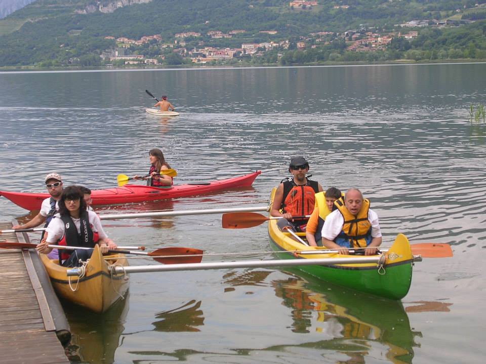 IN CANOA SUL LAGO